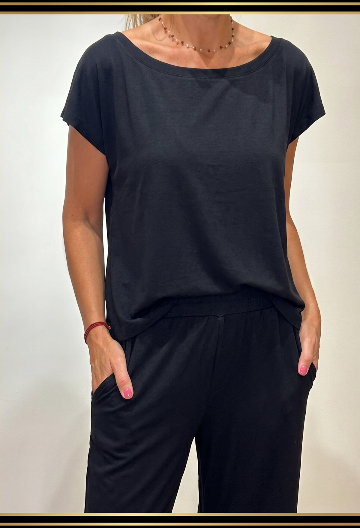 Camiseta feminina com decote nas costas Envel