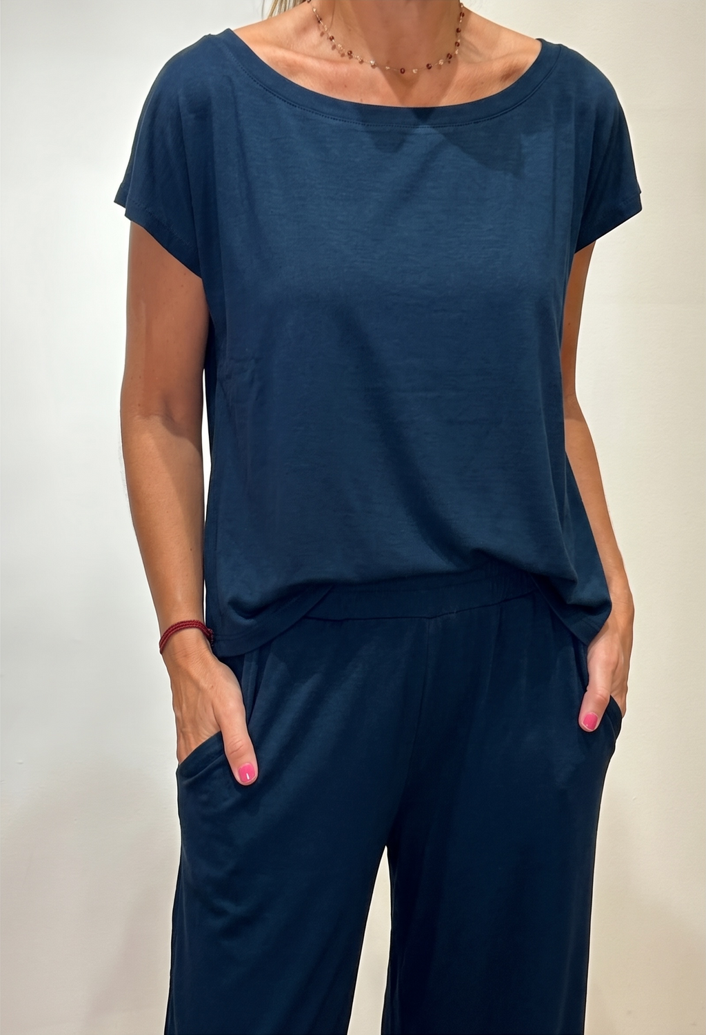 Camiseta feminina com decote nas costas Envel