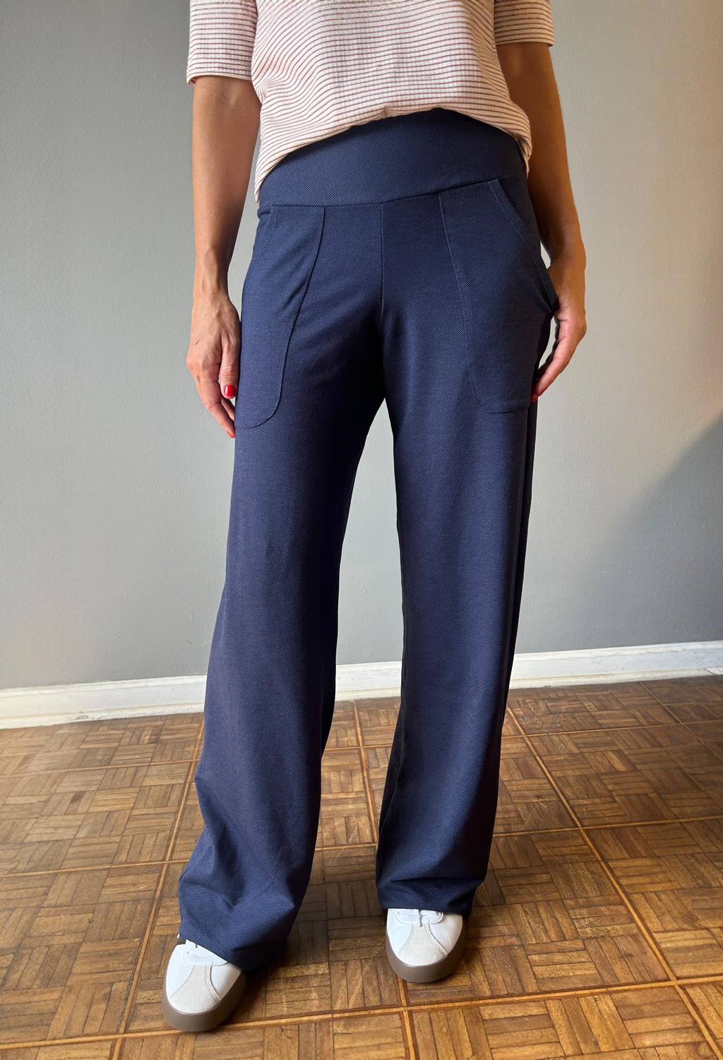 CALÇA RETA BOLSOS DENIN