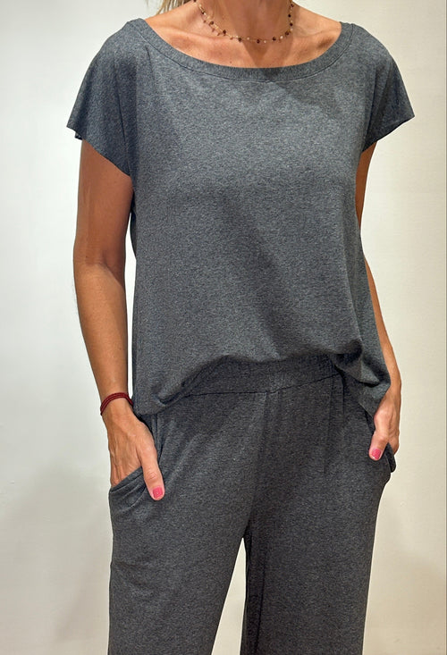 Camiseta feminina com decote nas costas Envel